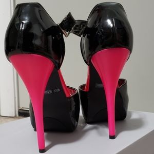 De Blossom Collection, Black and Pink Heels, Size 5 1/2,
